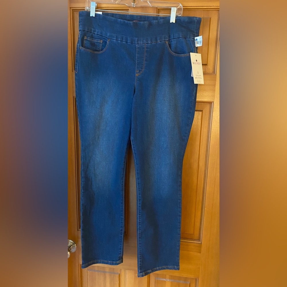 Gloria Vanderbilt Dark Blue Straight Leg Jeans NWT. Nice and stretchy.